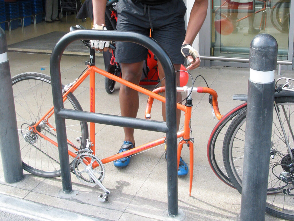 汉默斯循环站成黑单车