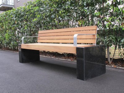 2.1米座椅(1.8米平台)，带有中等木条，木面板，扶手和花岗岩块端部，水晶黑色，抛光